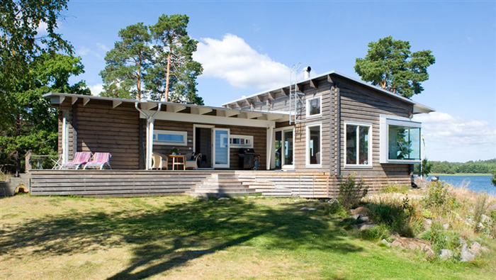 Древесный домик у моря в Швеции