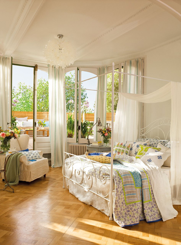 Солнечная спальня с террасой в Барселоне
