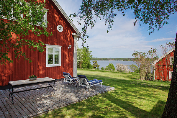 Красноватый дом в Швеции