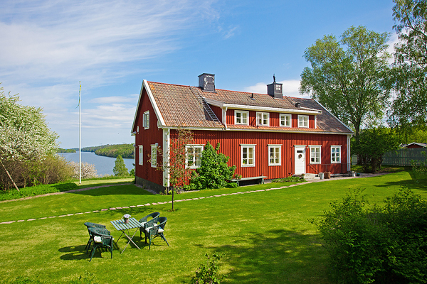 Красноватый дом в Швеции